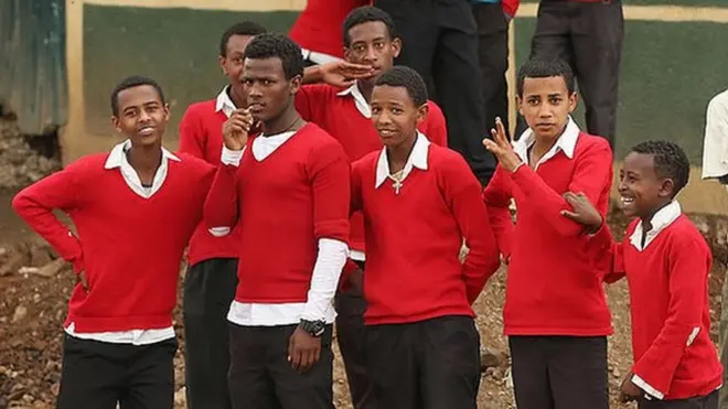 Barattoota Yuunifoormii uffatan