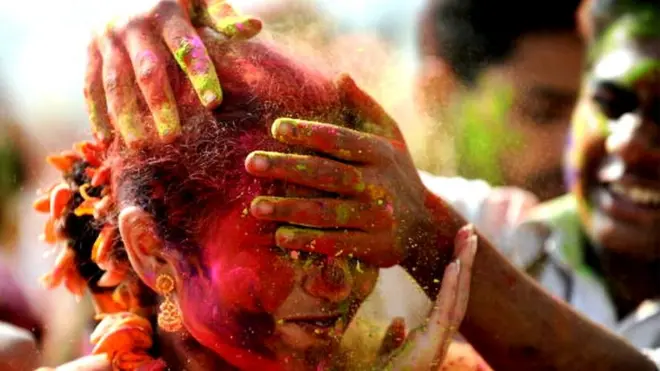 હોળી રમતા યુવાનો