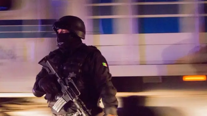 Policías vigilan una carretera en Puerto Vallarta, Jalisco.