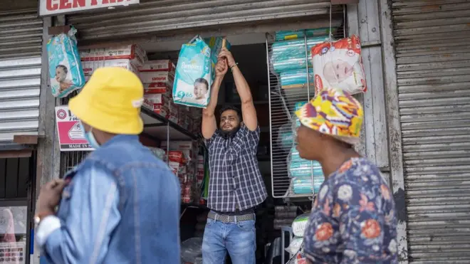 ጥቃት በመፍራት ሱቁን የሚዘጋ ባለሱቅ