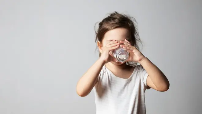 Anak-anak usia satu hingga tiga tahun direkomendasikan untuk mengonsumsi 350 miligram kalsium per hari, yang bisa dipenuhi dengan segelas susu