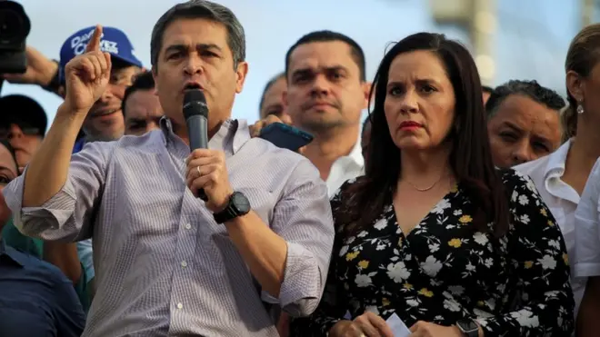 Juan Orlando Hernández junto a su esposa, Ana García.
