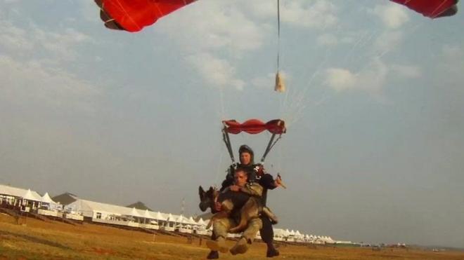 Equipe que combate caçadores aterrissa com "cão paraquedista"