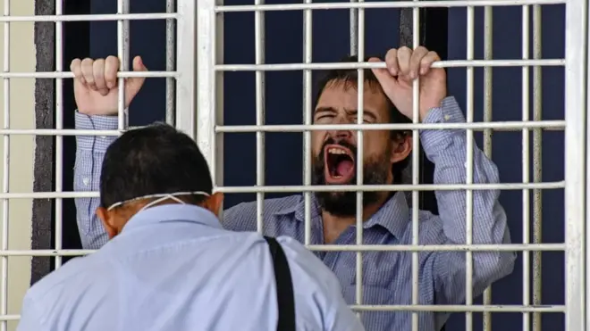 Warga negara Prancis Felix Dorfin (kanan) bereaksi setelah menjalani sidang vonis kasus penyelundupan narkotika di Pengadilan Negeri Mataram, NTB, Senin (20/5). Oleh majelis hakim, Dorfin divonis hukuman mati.