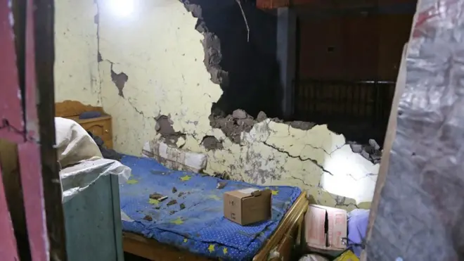 El temblor causó daños en unas 80 casas y provocó cortes en caminos que quedaron bloqueados por rocas.