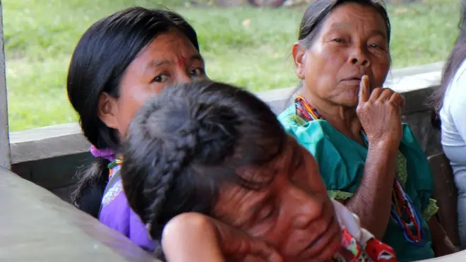 Mujeres Embera participanluva bet contatoun encuentro para intercambiar experiencias sobre mutilación genital femenina.