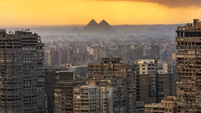 كانت بلومر في رحلة الى مصر لزيارة زوجها
