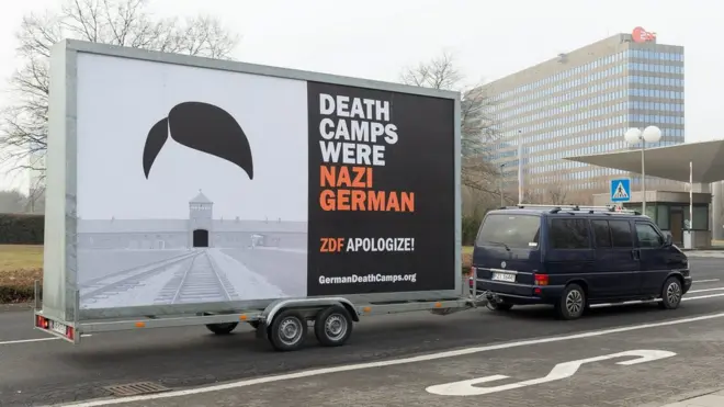 "Лагеря смерти принадлежали нацистской Германии. ZDF, извинитесь!" - гласит надпись на билборде