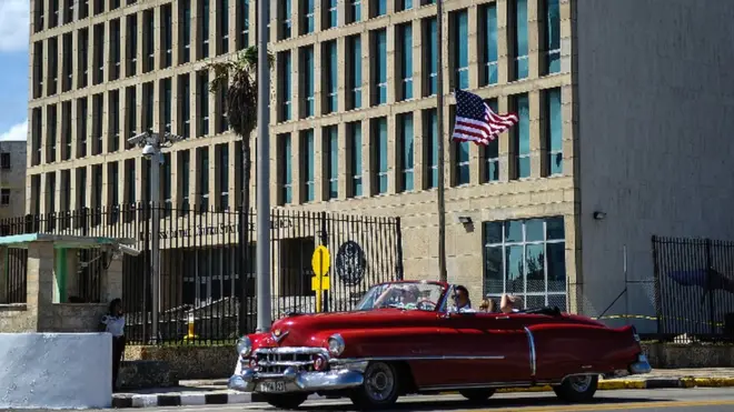 24 diplomáticos estadounidenses y cinco canadienses son las supuestas víctimas.