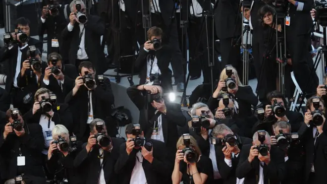 Fotografer mengambil gambar di karpet merah di Festival Film Cannes.