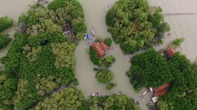 أعيش وحدي بالقرية الغارقة