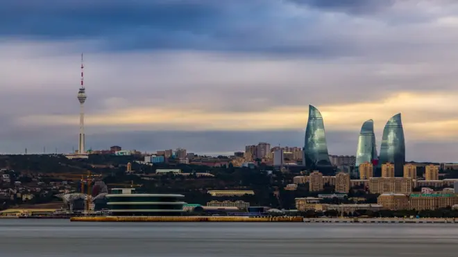 Rəsmi Bakı bəyanatlarında işgəncə halları barədə iddiaları rədd edir, medianın azad olduğunu və "vicdan məhbus"larının olmadığını bildirir