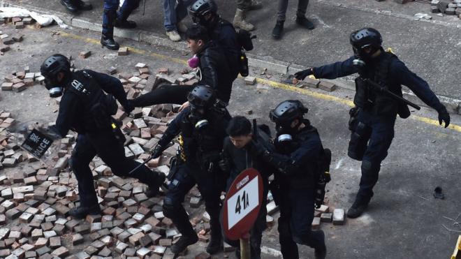 香港警方大多以涉嫌暴动、非法集结等罪名拘捕示威者。