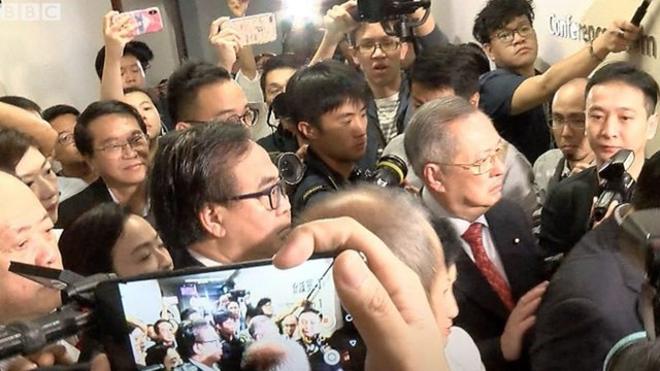 香港《逃犯条例》争议持续 立法会闹出双主席风波