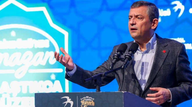 Özgür Özel Beylikdüzü'ndeki iftarda konuşuyor