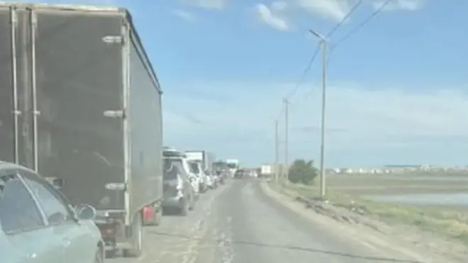 Tahliye çağrısı yapılan bölgede uzun araç kuyrukları oluştu