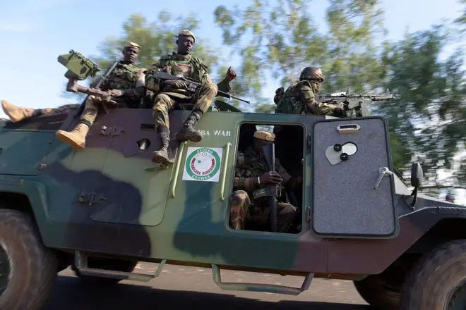 Des soldats de la CEDEAO devant le camp du deuxième bataillon à Farafegny, le 22 janvier 2017