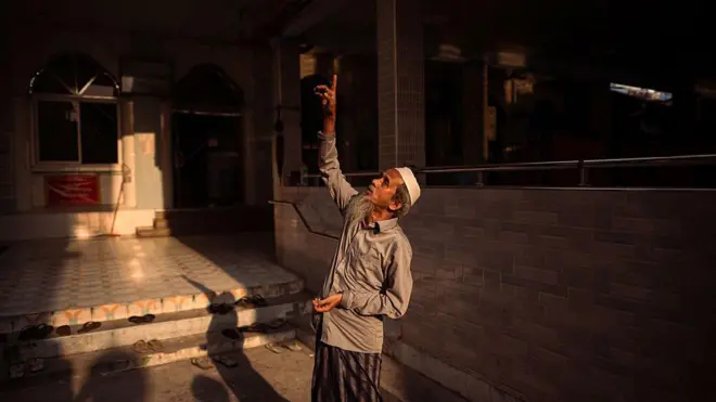 ငလျင်ဒဏ်ကြောင့် ပြိုကျပျက်စီးသွားတဲ့ မန္တလေးမြို့ထဲက ဗလီတွေ ပြန်‌ဆောက်ခွင့်ရဖို့ အစ္စလာမ်ဘာသာရေးအဖွဲ့အစည်းတွေက ကြိုးစားနေ