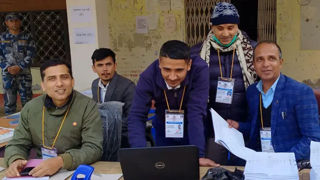 महोत्तरीको सदरमुकाम जलेश्वरमा रहेको मुख्य निर्वाचन अधिकृतको कार्यालयमा प्रतिनिधिसभा सदस्य निर्वाचनअन्तर्गत मनोनयन दर्ता हुँदै