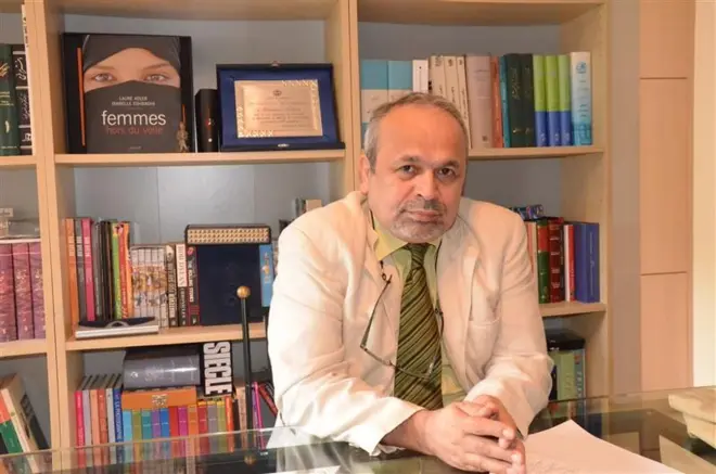 ابراهیم نبوی پشت میز کارش