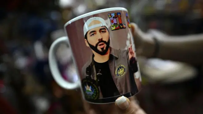 Taza con imagenplataforma estrela betNayib Bukele.