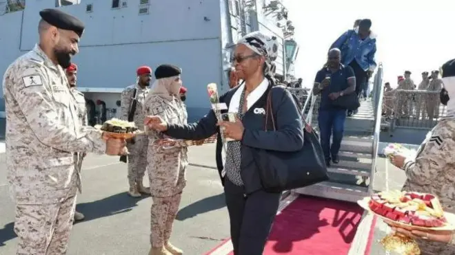 জেদ্দা সমুদ্র বন্দরে সুদান থেকে সরিয়ে আনা ব্যক্তিদের মিষ্টি ও ফুল দিয়ে স্বাগত জানানো হয়। 