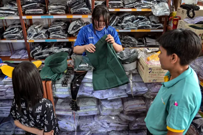 ผู้ปกครองเลือกซื้อหาเครื่องแบบนักเรียน