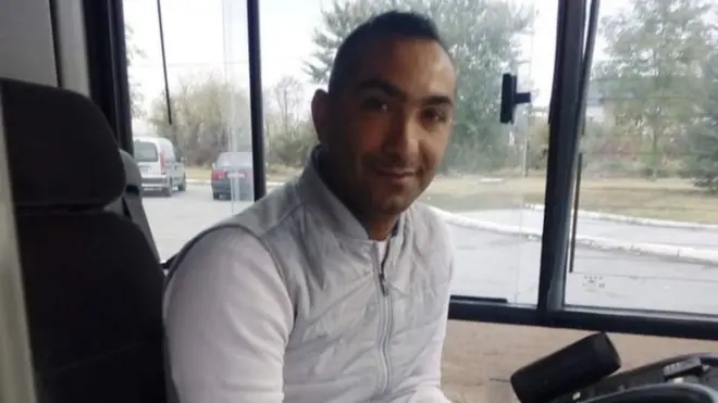 Љуба вози аутобус на линији 35 - од новобеоградског Блока 20 до гробља Лешће