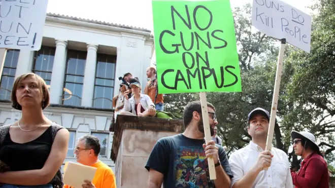Техасские студенты протестуют против закона о скрытом ношении оружия на территории кампуса