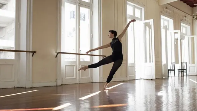 Ada perdebatan yang terus berlangsung tentang apakah kemampuan untuk menari hanya ada pada manusia.