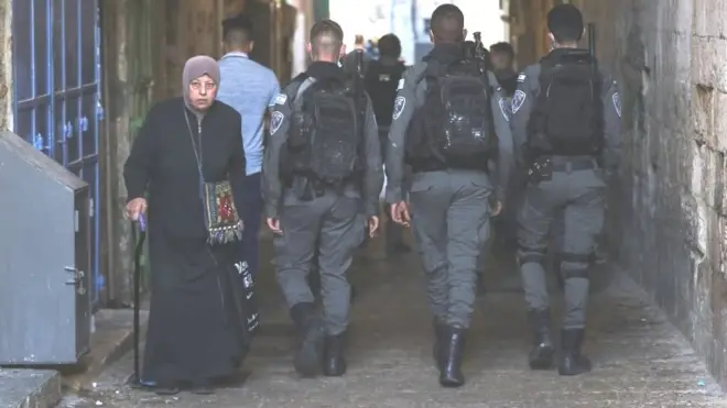 ماموران پلیس اسرائیل در محلی که زن مظنون به حمله با چاقو به پلیس کشته شده است