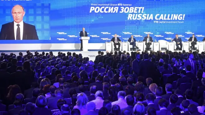 "Я уже сто раз сказал: мы же не можем за киевские сегодняшние власти внести изменения в конституцию", - заявил президент