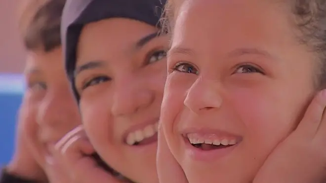 الحافلة التي تجلب المرح لأطفال الشوارع