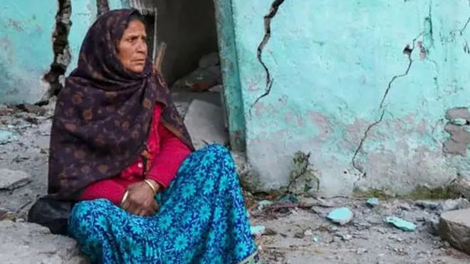 जोशीमठ में दरारें