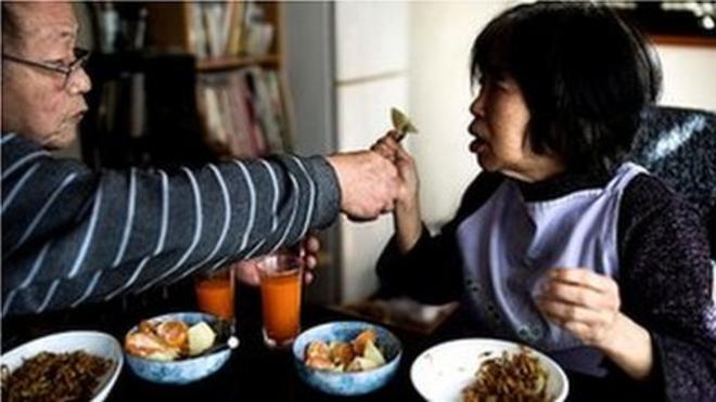치매를 앓고 있는 부인을 돌보는 일본남성