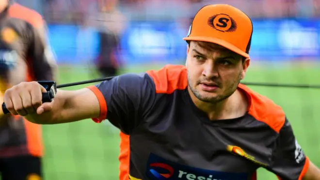 حیران کن انتخاب آنجہانی لیجنڈ لیگ سپنر عبدالقادر کے صاحبزادے عثمان قادر کا ہے جنھیں مصباح الحق کے مطابق 'آسٹریلیا میں کھیلنے کے تجربے' کے باعث ٹی ٹوئنٹی ٹیم میں شامل کیا گیا ہے