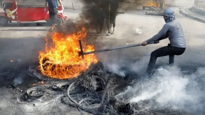 بغداد کې مظاهره چیانو لوی سړکونه د ترافیکو پرمخ تړلي دي.