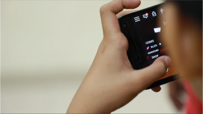 Franky (bukan nama sebenarnya) memainkan game online menggunakan gawai.