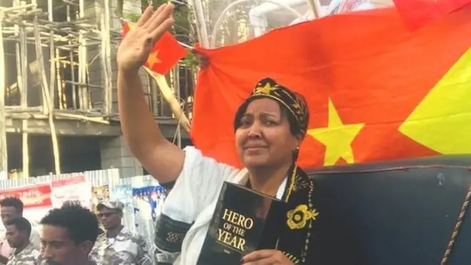 ፍረወይኒ ኣብ ከተማ መቐለ ኣብ ሰረገላ ተሰቒላ ንህዝቢ የቐንየለይ እንትትብል:: ካብ ማይደገነ ተላዒላ ብኣደባባያት ሮማናት:ሓውዜንን ሃፀይ ዮሃንስ ኣቢላ ተዛዊራ