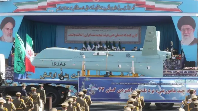 پهپاد ساخت ایران در مراسم روز ارتش - ایالات متحده در صدد محدود کردن امکانات ایران برای تولید پهپاد نظامی است