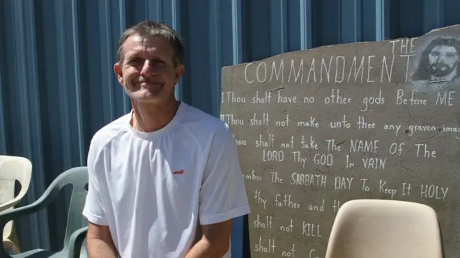 "Trabajé por todo el país, pero hubo un momento en el que sentí que ya estaba viejo para seguir viviendo de una maleta", dice Kenny Jones, sentado al sol afuera del banco de comida de Jamestown.