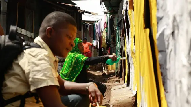 Wakristo na Waislamu washirikiana kupaka kanisa rangi ya njano katika kitongoji duni,Kibera