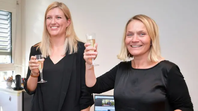 Direktur eksekutif ICAN Beatrice Fihn (kiri) berfoto bersama pegiat organisasi tersebut, Grethe Ostern, di Jenewa setelah dinyatakan menerima Hadiah Nobel Perdamaian 2017.