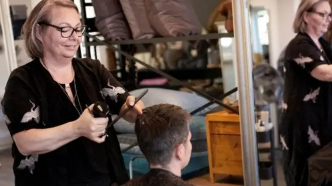 غرفة أخبار كورونا: الفيروس يمنح الزوجات فرصة "الحلاقة" لأزواجهم