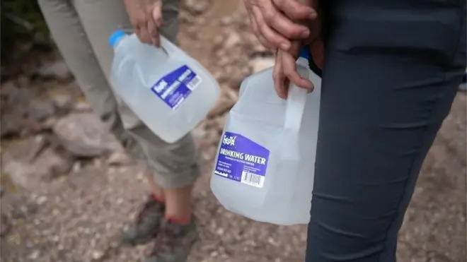 अमरीका के इस सीमावर्ती इलाक़े में मानवाधिकार समूहों अवैध रूप सेआने वाले प्रवासियों के लिए पीने के पानी की व्यवस्था करते हैं