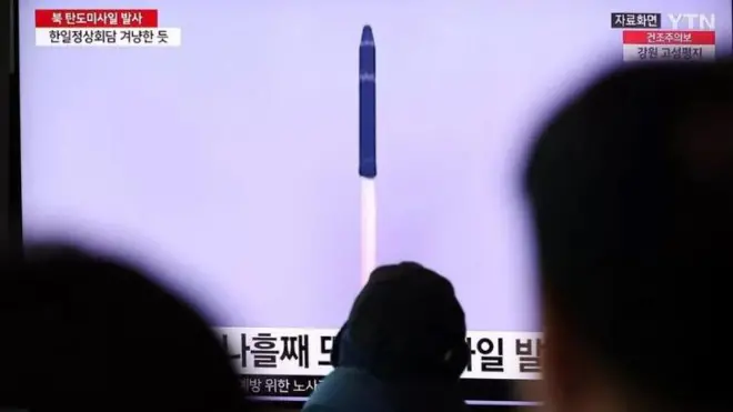 ক্ষেপণাস্ত্রটি দেখছে দক্ষিণ কোরিয়ার মানুষ।