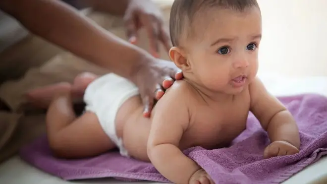 Les massages pour bébés, lorsqu'ils sont effectués correctement, peuvent favoriser la prise de poids, prévenir les infections bactériennes et réduire la mortalité infantile