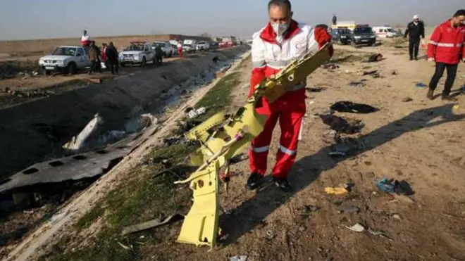 Рятувальники на місці катастрофи літака