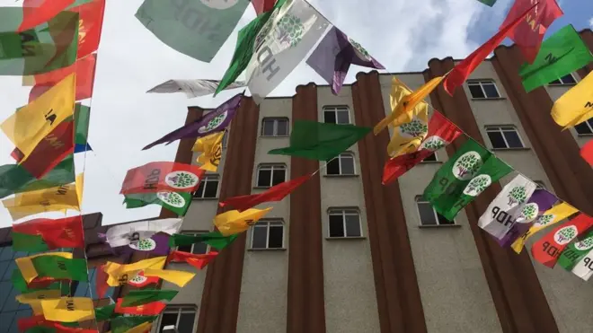 Diyarbakır'da 'Hayır' ile HDP afişleri ve bayrakları sadece parti binaları ile seçim bürolarının önünde görülebiliyor.