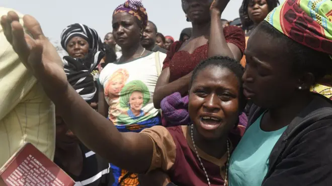 Nwaanyị na-ebe akwa